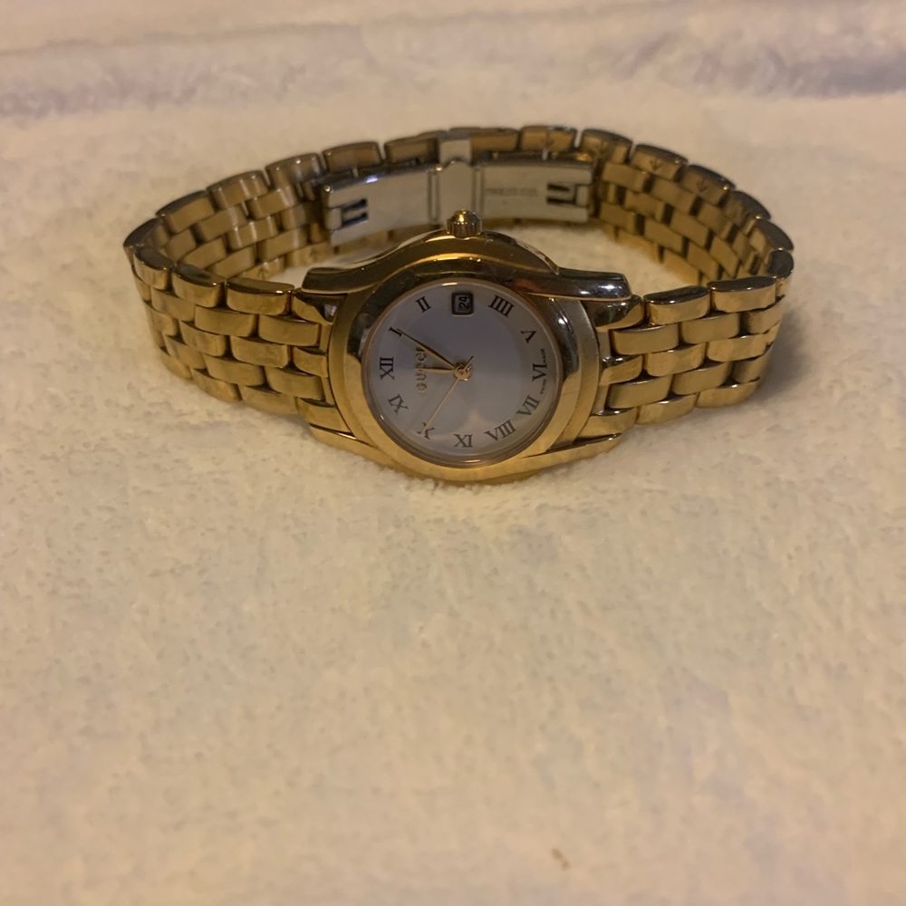 Gucci ladies watch 18k over sterling silver 5400l
